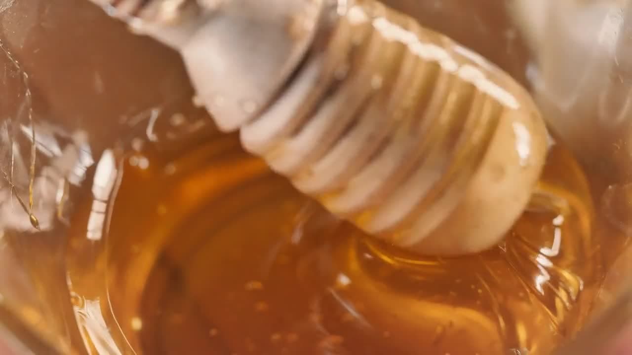 Mật ong chảy từ thìa gỗ
